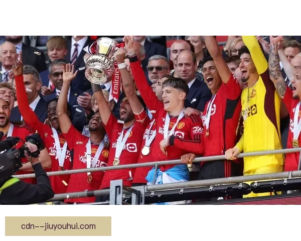 滕哈格执掌曼联首度捧起足总杯 改写红魔历史新篇章